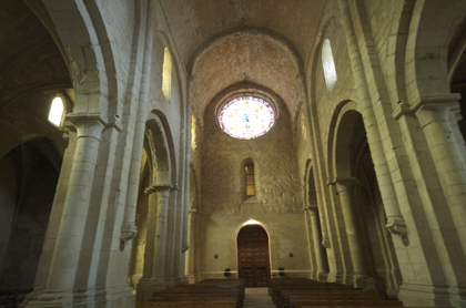 Portada occidental desde el interior de la iglesia de Poblet